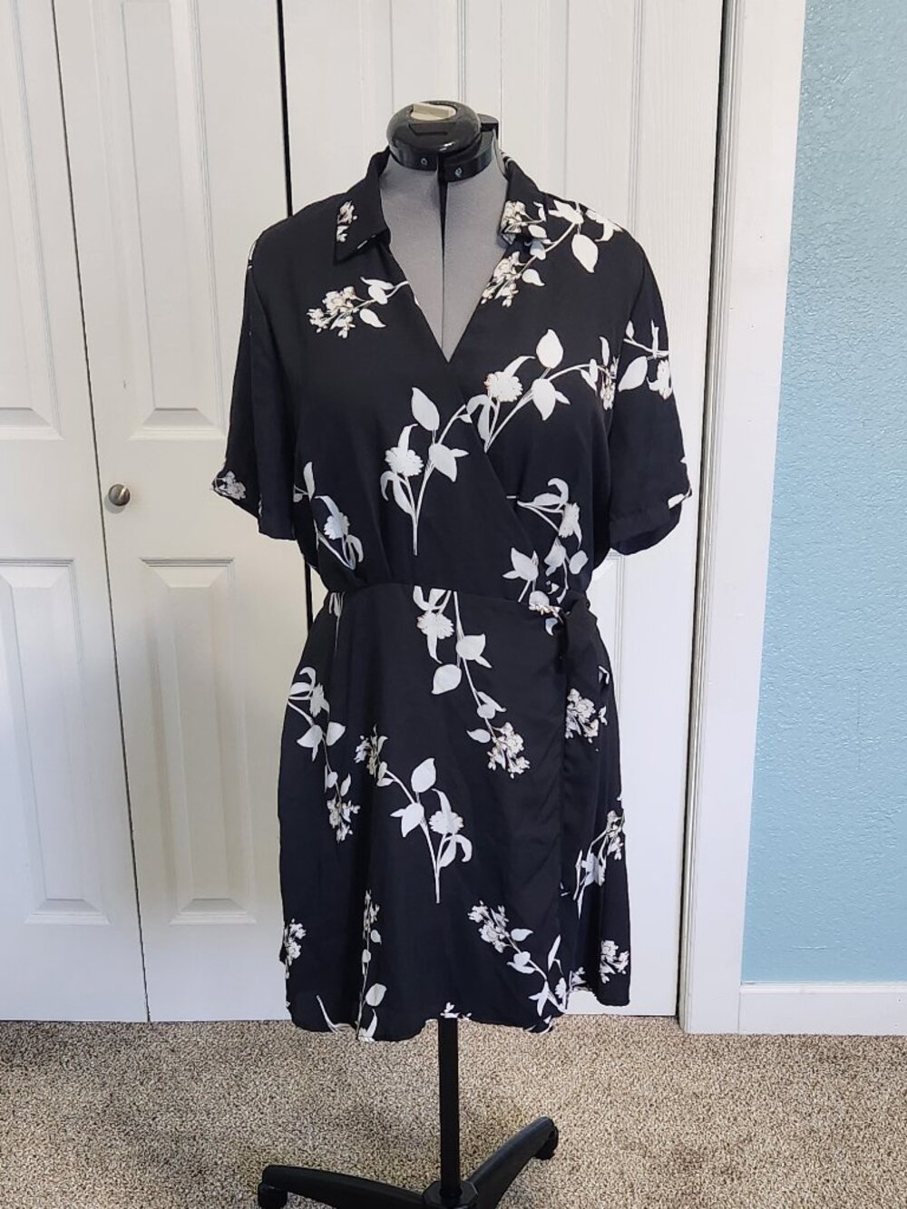 Vince Camuto Floral Wrap Mini Dress Black White Short Sleeve V-Neck Large